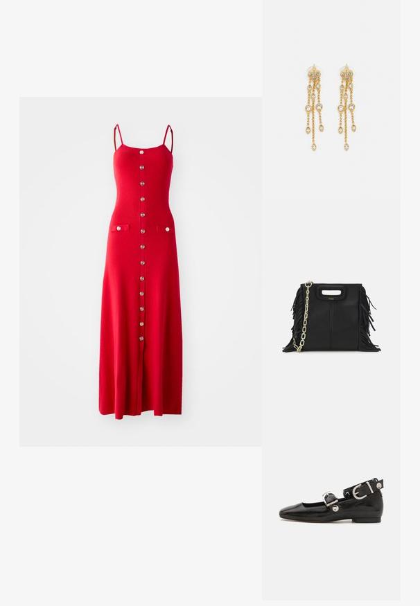 Rode gebreide maxi-jurk met dunne bandjes, sluiting met knopen aan de voorkant en twee opgestikte zakken. Heeft een geribbelde textuur en een getailleerde pasvorm.; Zwarte gepatineerde leren platte schoen met een vierkante neus, enkelband met zilverkleurige hardware en platte zool. Gladde textuur met minimalistisch ontwerp.; Zwarte leren handtas met franjes, gouden schouderband van schakels en een uitsnijding in de handgreep. Heeft het logo prominent aan de voorkant.; Gouden oorbellen met meerdere waterval kettingen, voorzien van heldere ovale rhinestone accenten en decoratieve studs aan de bovenkant.