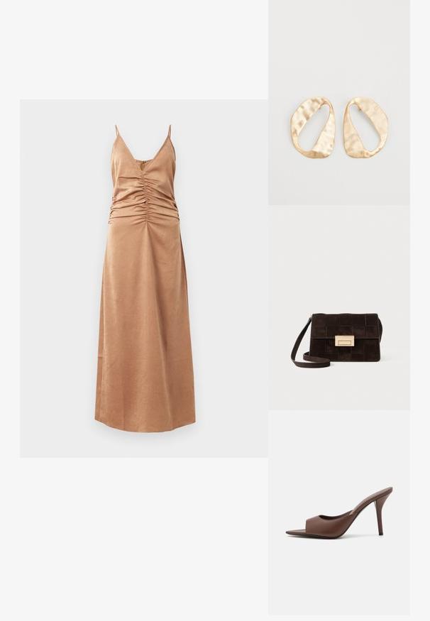 Abito maxi senza maniche marrone con scollatura a V e dettagli arricciati lungo i lati. Tessuto liscio con motivo sottile, arriva fino alle caviglie.; Mule aperti con tacco alto in pelle marrone, dal design elegante, caratterizzati da una larga fascia anteriore e un sottile tacco a stiletto.; Borsa a mano in suede marrone con design trapuntato, forma rettangolare, hardware color oro e tracolla regolabile.; Un paio di orecchini in metallo di tonalità dorata, di forma ovale irregolare, con superficie texturizzata e leggermente martellata, su uno sfondo bianco.