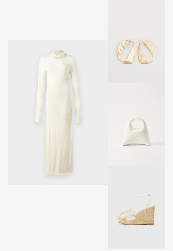 Šaty s dlhým rukávom v krémovej farbe vyrobené z jemného materiálu. Majú vysoký golier a priliehavý strih s detailom na bokoch vo forme nariasenia.; Sandál na klinovom podpätku s prirodzenou jute platformou, krémovým textilným zvrškom a dvoma vrstvenými kvetinovými akcentmi; disponuje tenkým remienkom okolo členka s prackou.; Biela kabelka s textúrovaným, zakriveným dizajnom. Disponuje výraznou rukoväťou a zaobleným dnom, s hladkým povrchom a minimálnym kovovým príslušenstvom.; Pár nepravidelných oválnych zlatistých kovových náušníc s textúrovaným, mierne rozbitým povrchom na bielom pozadí.
