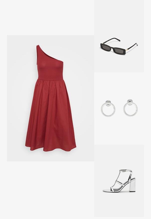 Červené šaty s jedným ramienkom, priliehavým živôtikom a rozšírenou sukňou, vyrobené z hladkého materiálu, s zhromaždeným pásom.; Strieborné metalické sandále na podpätku s dizajnom T-pásiky, nastaviteľnou prackou na členku a blokovým podpätkom, s hladkým, odrazovým povrchom.; Čierne obdĺžnikové slnečné okuliare s tmavými šošovkami, lesklými plastovými rámami a zlatými akcentmi na spánkoch. Minimalistický dizajn a štíhly tvar.; Strieborné kovové náušnice vo forme kruhov s brúsenou textúrou, so zaobleným dizajnom a priehľadným zarážkou pre bezpečné nosenie.