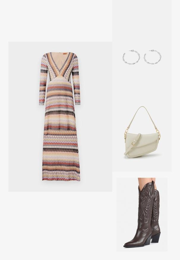 Maxi suknelė su ilgomis rankovėmis, V formos kaklu ir daugiamačiu zigzago raštu raudonos, oranžinės, violetinės ir juodos spalvų ant šviesaus fono.; Rudos odinės kaubojaus batai su smailiu priekiu ir blokuotu kulnu, pasižymintys detaliu siuvinėjimu ir iškiliais akcentais ant ašies.; Mažas kreminis rankinukas su tekstūruotu paviršiumi, ilga reguliuojama juostele, grandinėle ir užsegimu su atvartu. Aukso detalės.; Sidabriniai auskarai žiedai su sukto dizaino, turintys poliruotą apdailą ir fiksavimo smeigtuką. Skersmuo maždaug 3 cm.