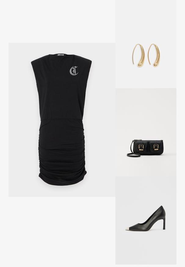 Černé šaty s přiléhavým střihem, krátkými rukávy a nařasenými bočními detaily. Na hrudi se nachází malé logo z rhinestones.; Černá kožená lodička na vysokém podpatku s špičatou špičkou a stříbrnou kovovou špičkou. Má hladký povrch a štíhlý 10cm podpatek.; Černá kožená crossbody taška se dvěma předními kapsami, zlatými přezkami, zipovým uzávěrem a štíhlým popruhem. Texturovaný povrch a kompaktní obdélníkový tvar.; Náušnice ve tvaru kruhu z pozlaceného kovu s vroubkovaným, prodlouženým tvarem. Mají hladký, lesklý povrch a zaoblený konec pro zvýraznění detailu.