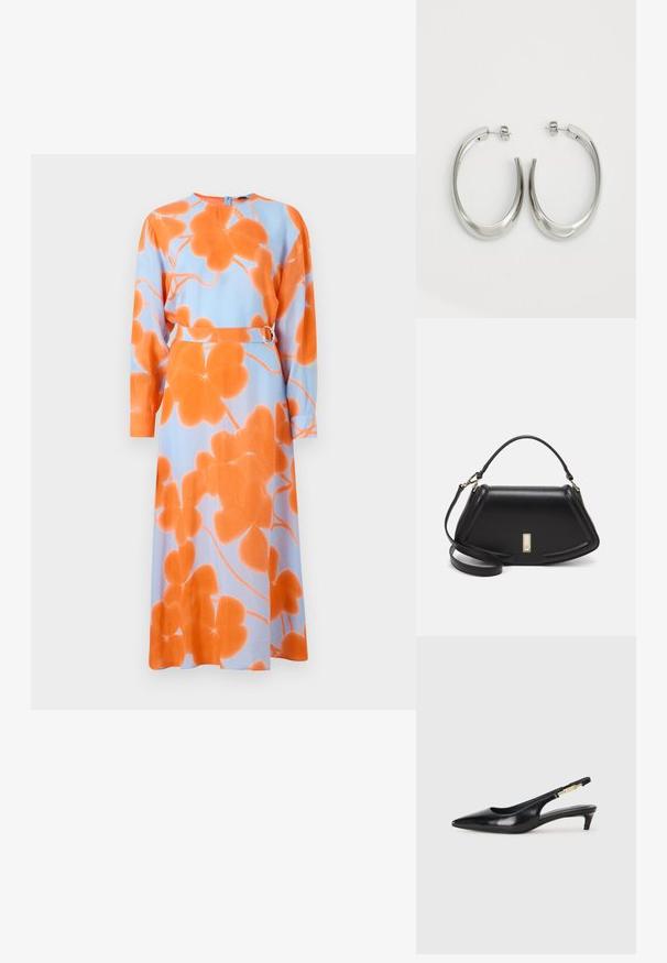 Dlouhý rukáv šaty z světle modré látky s velkým oranžovým květinovým vzorem, stáhnuté v pase metalickou sponou, kulatý výstřih, měkká textilie.; Černé kožené boty na podpatku s otevřenou patou a špičatou špičkou, s tenkým podpatkem a zlatým akcentem na nastavitelném pásku. Hladký povrch.; Černá kožená kabelka se strukturovaným designem, jejíž tvar je zkrácený, má horní rukojeť a zlaté kovové detaily. Součástí je i nastavitelný ramenní popruh.; Stříbrné kruhové náušnice s hladkým, zakřiveným designem. Vyznačují se lesklým kovovým povrchem a zapínáním na patent. Žádné viditelné vzory nebo akcenty.