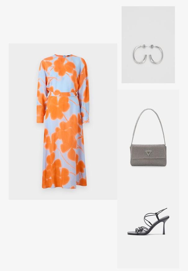Haljina dugih rukava u svijetloplavoj tkanini s velikim narančastim cvjetnim uzorkom, uvučena u struk s metalnom kopčom, okrugli izrez, mekana tekstura.; Crne sandale na visokoj potpetici imaju tanke trake s čvorastim dizajnom, glatki kvadratni vrh i elegantnu stiletto petu.; Svijetlosivi metalik ruksač s lancem, ukrašen malim okruglim metalnim zakovicama i trokutastim logotipom marke.; Srebro naušnice u obliku prstena s glatkom, sjajnom završnom obradom. Zaobljenog oblika, laganog dizajna, s kopčom na poleđini.