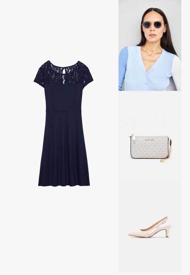 Námornícky modré šaty s čipkovým vrchom, krátkymi rukávmi a priliehavým pásom. Hladká tkanina s splývavou sukňou. Detail s dierou na chrbte.; Biele slingback topánky na podpätku s ostrou špičkou, hladkým vrchným materiálom, nízkym blokovým podpätkom a bočným výrezom s nastaviteľným remienkom na pracku.; Okrúhle slnečné okuliare s tmavými šošovkami a zlatým rámom. Modelka má na sebe svetlomodrý pletený kardigán s gombíkmi a bielymi rukávmi v kontraste.; Michael Kors zápästná taška v béžovej potiahnutej plátenej tkanine s opakujúcim sa vzorom loga MK, zlatým kovania a odnímateľným reťazovým popruhom.