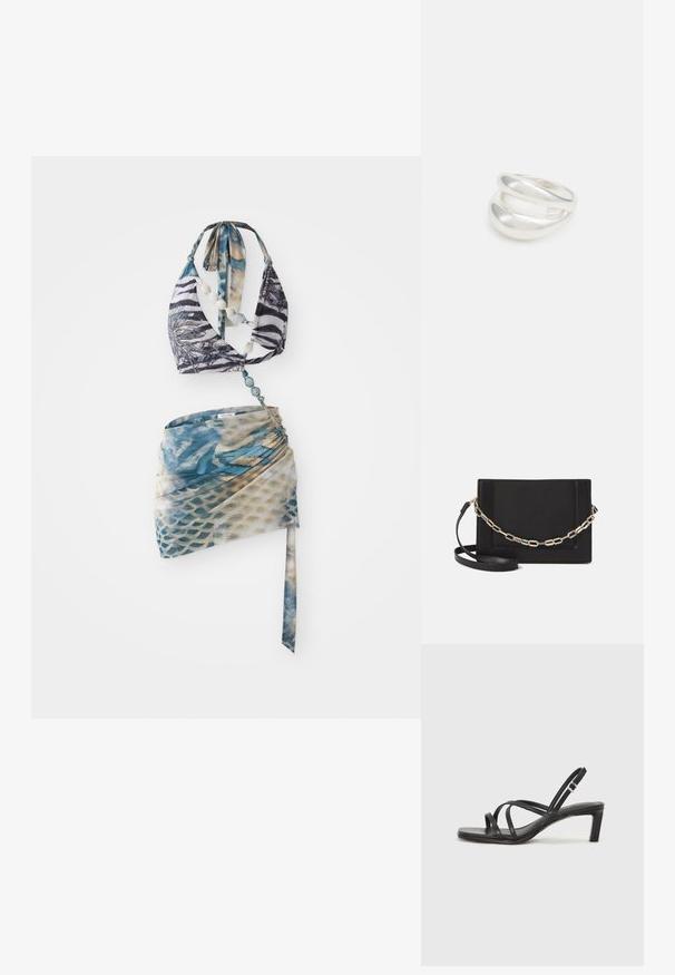 Bikini tops ar halter tipa dizainu melnbaltā zebras rakstā, apvienots ar zilu un beige rakstainu apvalku.; Melnas strappy sandales ar kvadrātveida purngaliem un zemu bloku papēdi. Ievērojamas ar vairākiem plāniem siksniņām un regulējamu potītes siksniņu. Izgatavotas no gludas ādas.; Melna ādas crossbody soma ar gludu faktūru, taisnstūrveida formu un metalizētu ķēdes detaļu priekšā. Iekļauta regulējama siksna.; Sudraba divu joslu gredzens ar gludu, pulētu virsmu. Iezīmējas ar plūstošu, izliekta dizaina struktūru ar pārklājošām sekcijām modernam izskatam.