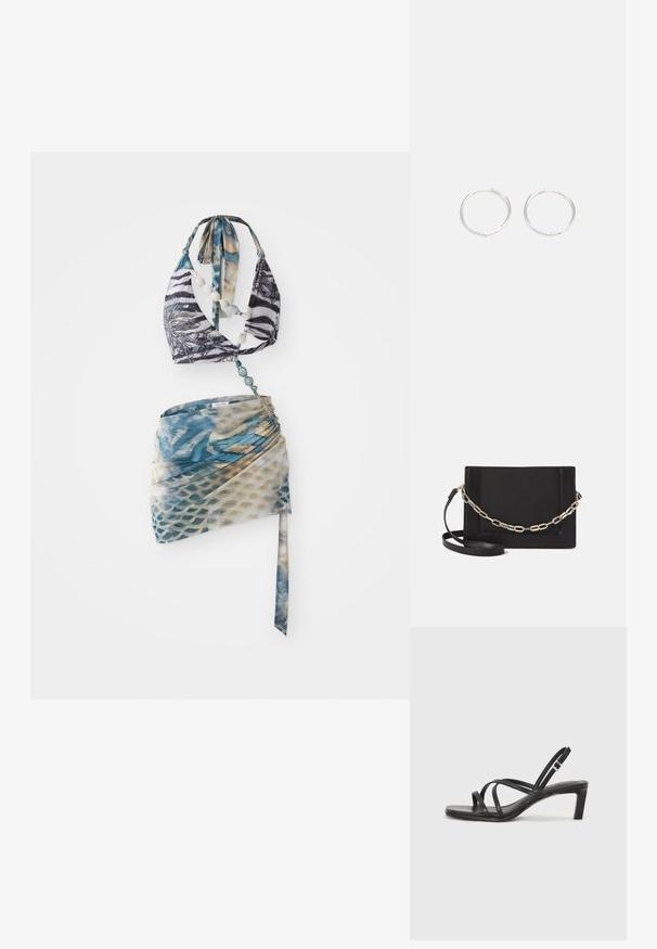 Bikini tops ar halter tipa dizainu melnbaltā zebras rakstā, apvienots ar zilu un beige rakstainu apvalku.; Melnas strappy sandales ar kvadrātveida purngaliem un zemu bloku papēdi. Ievērojamas ar vairākiem plāniem siksniņām un regulējamu potītes siksniņu. Izgatavotas no gludas ādas.; Melna ādas crossbody soma ar gludu faktūru, taisnstūrveida formu un metalizētu ķēdes detaļu priekšā. Iekļauta regulējama siksna.; Sudraba riņķa auskari ar elegantu, apaļu dizainu, kas izceļas ar gludu virsmu un bez redzamām rotājumām. Diametrs netiek norādīts.