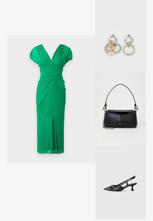 Zielona sukienka do kolan wykonana z elastycznej tkaniny, z dekoltem w kształcie V, marszczeniem, krótkimi rękawkami i dopasowaną sylwetką.; Czarne skórzane buty typu slingback z ostrym noskiem, ozdobnymi paskami z metalowymi oczkami oraz niskim klinowym obcasem. Teksturowana powierzchnia.; Czarna torebka z lakierowanej skóry o prostokątnym kształcie, z łańcuszkowym paskiem i charakterystycznym akcentem ze sprzętem na środku. Gładka tekstura.; Kolczyki typu hoop z plecionymi złotymi i srebrnymi pierścieniami, z akcentem w postaci przezroczystego cyrkonii oraz teksturowaną obrączką na jednym z pierścieni.