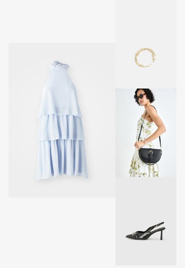 Ljusblå halterneck-klänning i mjukt tyg, med tre lager som har en flödande silhuett och en knytning vid halsen.; Svart lackläder slingbacksko med spetsig tå, ankelremmar med silverfärgade spännen och detaljer samt en smal klack.; Svart läderhandväska med en böjd form, avtagbar rem och guldiga detaljer. Väskan har ett lock med en spänndetalj.; Ring i guldutförande med en organisk, vriden design, slät yta och avsmalnande ändar, vilket ger ett modernt, skulpturalt utseende.