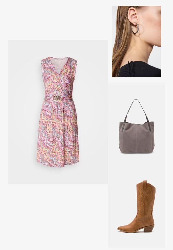 Ærmeløs omslagskjole med v-hals, prydet med et farverigt zigzag mønster i pink, gul og blå, indsnævret i taljen med et metalbælte.; Tan læder cowboystøvle med spids tå, broderede svirvelmønstre på skaftet og en stablet blokhæl. Har en træksløjfe for nem af/på.; Grå ruskind tote taske med to mørke læderhåndtag. Har stikninger på siderne, blød tekstur og en rummelig åbning.; Sølv hoop ørestik med en poleret overflade, prydet med små guld accenter og en rund form, båret på øreflippen.