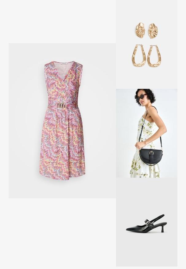 Vestido envolvente sem mangas com decote em V, apresentando um padrão zigzag colorido em rosa, amarelo e azul, ajustado na cintura com um cinto de metal.; Saltos slingback em verniz preto com bico pontiagudo e um pequeno salto bloco, apresentando um detalhe de fivela prateada na tira.; Bolsa de couro preta com forma curva, alça destacável e detalhes em dourado. A bolsa possui uma aba com detalhe de fivela.; Brincos em tom de ouro com formas onduladas e texturizadas. Inclui studs escultóricos com presilha e um design de argola aberta com um acabamento martelado.