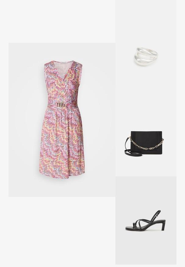 Sukienka bez rękawów w stylu kopertowym z dekoltem w kształcie litery V, z kolorowym wzorem w zygzaki w odcieniach różu, żółci i niebieskiego, zebrana w talii metalowym paskiem.; Czarne sandały na obcasie z prostokątnym noskiem i niskim słupkowym obcasem. Posiadają wiele cienkich pasków i regulowany pasek na kostkę. Wykonane z gładkiej skóry.; Czarna skórzana torebka typu crossbody z gładką teksturą, prostokątnym kształtem oraz metalowym detalem w postaci łańcuszka z przodu. W zestawie regulowany pasek.; Srebrna obrączka podwójna z gładką, polerowaną powierzchnią. Posiada płynny, zakrzywiony kształt z nakładającymi się sekcjami, co nadaje nowoczesny wygląd.