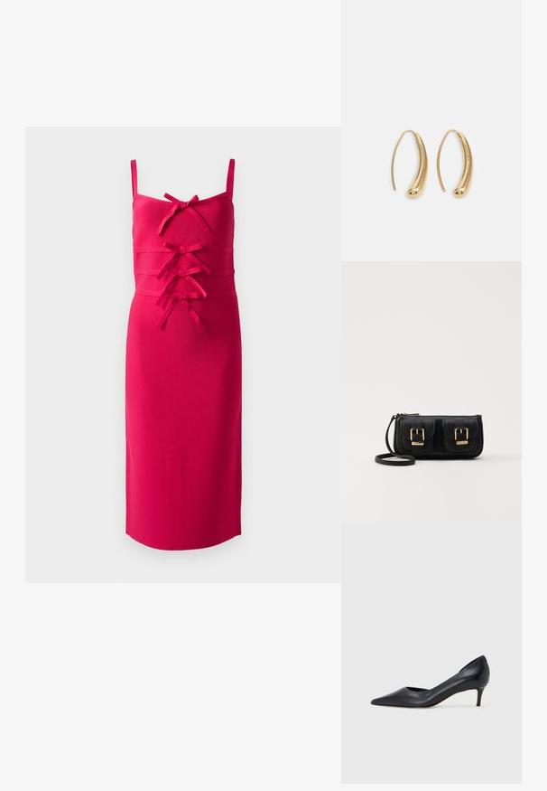 Úzka, bezrukávová šaty v jasne ružovej látke. Má textúrovaný povrch a dekoračné mašle na prednej strane. Priamy lem.; Čierny kožený lodička s špičatou špičkou a nízkym opätkom. Má hladkú textúru a jemný lesk. Vpredu je otvorený výrez pre zvýraznenie detailu.; Čierna kožená crossbody taška s dvoma prednými vreckami, zlatými sponami, zipsovým uzatváraním a úzkym popruhom. Štruktúrovaný povrch a kompaktný obdĺžnikový tvar.; Náušnice vo forme zlatých kovových kruhov s zakriveným, predĺženým tvarom. Majú hladký, lesklý povrch a zaoblený koniec pre pridanie detailu.
