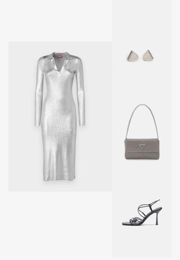 Strieborné metalické šaty s golierovým výstrihom, dlhými rukávmi a priliehavým strihom. Materiál má textúrovaný, lesklý povrch.; Čierne sandále na vysokom podpätku majú tenké remienky s uzlovým dizajnom, hladký štvorcový špičku a elegantný stiletto podpätok.; Svetlošedá metalická kabelka s reťazovým popruhom, ozdobená malými kruhovými kovovými štítkami a trojuholníkovým logom značky.; Strieborné kovové náušnice s hladkým tvarom kvapky a lesklým povrchom. Jemné rytiny pridávajú detail. Minimalistický dizajn.