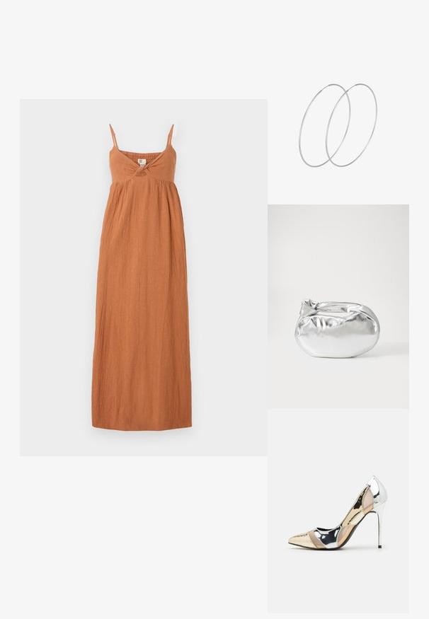 Abito maxi in arancione bruciato, realizzato in tessuto texturizzato. Presenta spalline sottili, un dettaglio a torsione sul décolleté e una silhouette ampia e fluida.; Scarpa con tacco alto a punta, con una combinazione di colori argento, oro e nudo. Finitura lucida con design a ritaglio, con tacco a stiletto.; Borsa a pochette metallica argentea con una forma morbida e arrotondata e chiusura superiore annodata. Realizzata in materiale sintetico morbido.; Orecchini a cerchio in argento con un design minimalista. Forma circolare, superficie liscia e profilo sottile. Leggeri con una finitura lucida.