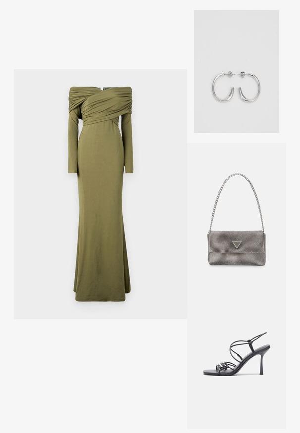 Vestido verde oliva, de manga longa, com design à mostra dos ombros. Corpo franzido e silhueta justa, afunilando até uma barra godê. Textura de tecido suave.; As sandálias de salto alto pretas apresentam tiras finas com um design em nó, uma biqueira quadrada lisa e um elegante salto agulha.; Bolsa metálica cinza claro com uma alça de corrente, adornada com pequenos rebites metálicos circulares e um logótipo triangular da marca.; Brincos de argola prateados com um acabamento suave e brilhante. Forma arredondada, design leve, com fecho de pino.