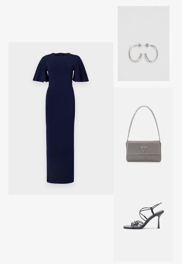 Mörkblå lång klänning gjord av texturerad tyg. Har plisserade kortärmar och en rundad halsringning med en doldt bakre blixtlås.; Svarta högklackade sandaler har tunna remmar med en knuten design, en slät fyrkantig tå och en smal stilettklack.; Ljusgrå metallisk handväska med kedjestropp, prydd med små cirkulära metallnitar och en triangulär logotyp.; Silverfärgade hängande örhängen med en slät, blänkande yta. Rundad form, lätt design, med ett stift- och bakstängning.