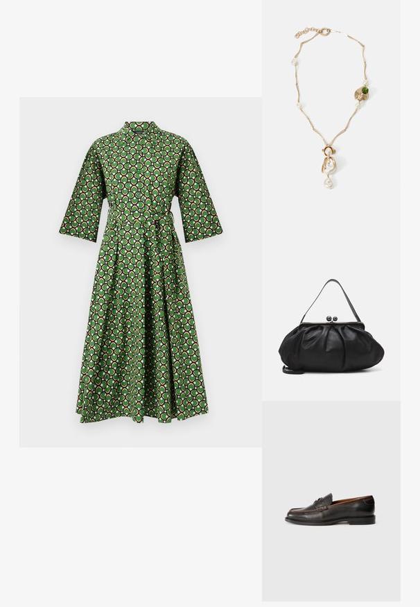 Grünes gemustertes Kleid mit Kragen, drei Viertelärmeln und einem Bindegürtel. Es hat einen geometrischen Druck in Schwarz, Weiß und Pink.; Schwarze Lederloafers mit glatter Oberfläche, abgerundeter Spitze und gestickten Details. Verfügt über einen niedrigen Absatz und ein minimalistisches Design.; Schwarze Lederhandtasche mit einer runden, gefalteten Form. Verfügt über einen metallischen Verschluss mit zwei dekorativen Kugeln und einem schmalen, abnehmbaren Tragegurt.; Halskette in Goldton mit verdrehten Gliedern, weißen Perlen und einem grünen Steinelement. Verfügt über filigrane Details und einen Verschluss zum Schließen.