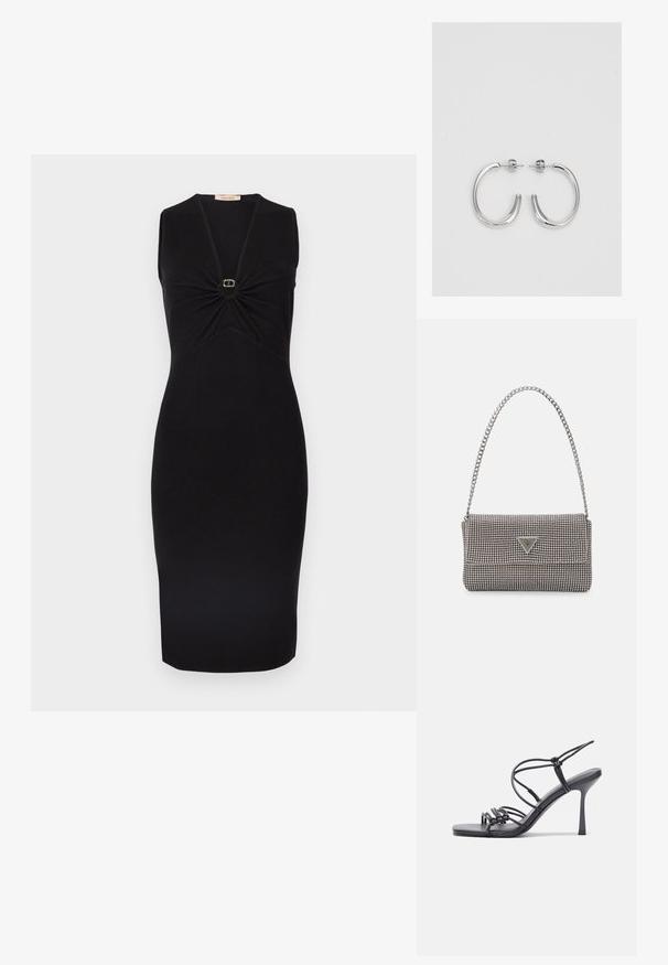 Sort ærmeløs kjole med V-hals og rynkedetalje ved brystet, med en lille rund gulddetalje i midten. Figurstram pasform.; Sorte højhælede sandaler med tynde stropper og en knyttet design, en glat firkantet tå og en slank stiletto hæl.; Lys grå metallisk håndtaske med kædestrop, dekoreret med små runde metalliske studs og et trekantet brandlogo.; Sølv hoop øreringe med en glat, skinnende overflade. Rundet form, letvægtsdesign med post-back lukning.