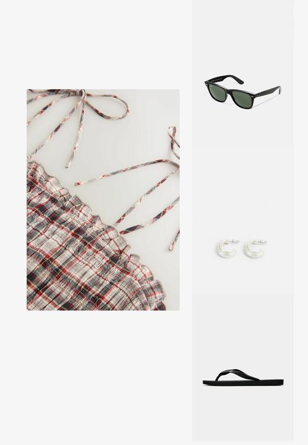 Geweven gecheckte top met grijze, rode en zwarte ruitpatronen. Heeft gerimpelde randen en dunne verstelbare bandjes. Zachte textuur.; Zwarte rubberen flip-flop sandaal met een getextureerde strap en een eenvoudige platte zool, zijaanzicht op een effen lichte achtergrond.; Zwarte plastic zonnebril met groene lenzen, vierkante montuur, zilveren accent op de wenkbrauw en een gestructureerde tempel. Merken vermeld op de binnenkant van de arm.; Zilverkleurige oorbellen in een gedraaide hoepelontwerp, met een gestructureerde oppervlakte en geribbelde details, bevestigd met een post sluiting.