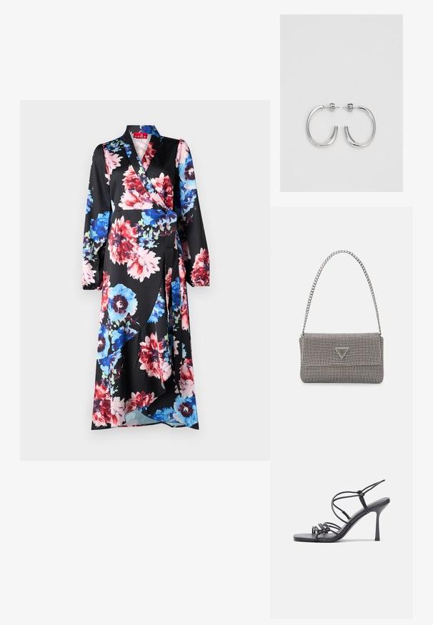Cvjetna haljina u crnoj tkanini s velikim crvenim, plavim i ružičastim cvjetovima. Dugo rukave, v-izrez i pojas s vezanjem uz lepršavi kroj.; Crne sandale na visokoj potpetici imaju tanke trake s čvorastim dizajnom, glatki kvadratni vrh i elegantnu stiletto petu.; Svijetlosivi metalik ruksač s lancem, ukrašen malim okruglim metalnim zakovicama i trokutastim logotipom marke.; Srebro naušnice u obliku prstena s glatkom, sjajnom završnom obradom. Zaobljenog oblika, laganog dizajna, s kopčom na poleđini.