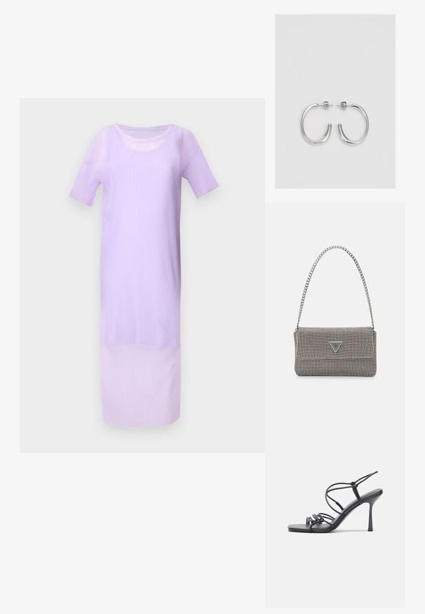 Lilla ribbet midi-kjole med korte ærmer, rund halsudskæring og en glat tekstur. Længden når lige over anklerne.; Sorte højhælede sandaler med tynde stropper og en knyttet design, en glat firkantet tå og en slank stiletto hæl.; Lys grå metallisk håndtaske med kædestrop, dekoreret med små runde metalliske studs og et trekantet brandlogo.; Sølv hoop øreringe med en glat, skinnende overflade. Rundet form, letvægtsdesign med post-back lukning.