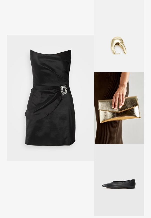 Robe noire en satin sans bretelles avec des détails drapés et un accent décoratif en rhinestone à la taille. Texture lisse, silhouette ajustée.; Ballerines noires en cuir, à bout pointu, design minimaliste, texture lisse, talon bas, sans matériel ni embellissements visibles.; Pochette en métal doré avec une texture lisse, dotée d'un rabat en forme de triangle. La main qui la tient a des ongles soigneusement manucurés.; Boucle d'oreille en métal doré avec un design élégant et courbé. Présente une forme conique distinctive, une surface polie et une fermeture à charnière.