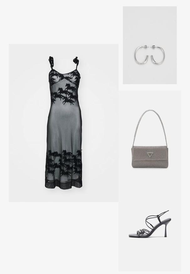 Čierna šaty bez ramienok zo sieťoviny, s opakujúcim sa vzorom skákajúcich koní. Obsahuje úzke ramienka s viazacími detailmi na pleciach.; Čierne sandále na vysokom podpätku majú tenké remienky s uzlovým dizajnom, hladký štvorcový špičku a elegantný stiletto podpätok.; Svetlošedá metalická kabelka s reťazovým popruhom, ozdobená malými kruhovými kovovými štítkami a trojuholníkovým logom značky.; Strieborné kruhové náušnice s hladkým, lesklým povrchom, majú zakrivený tvar a zapínanie na puzetu. Minimalistický dizajn s moderným vzhľadom.