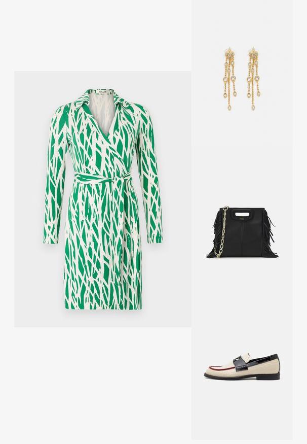 Rochie învăluită verde și albă, cu mâneci lungi, guler, cordon la talie și un model abstract asemănător cu scoarța pe un material neted.; Mocasini bej cu pattern embosat, bandă de accent roșie și toc negru lucios. Au un brâu cu detaliu de cataramă. Talpă plată neagră.; Geantă de mână din piele neagră cu detalii din franjuri, curea de umăr din lanț auriu și un mâner cu tăietură. Prezintă plasarea logo-ului pe față.; Cercei aurii cu multiple lanțuri suspendate, având accente din rhinestone ovale clare și capete decorative cu tighel.