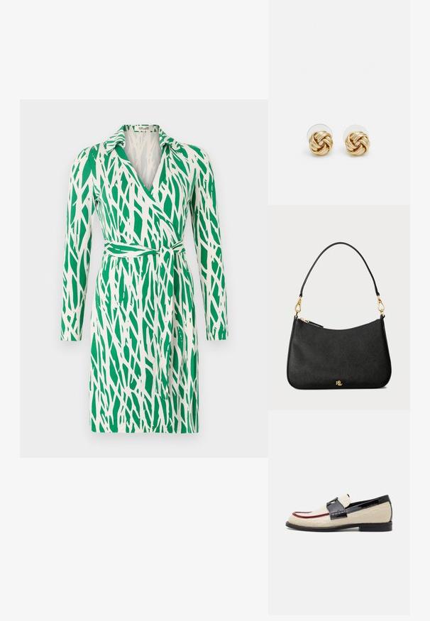Zöld és fehér csomagolóruha hosszú ujjakkal, gallérral, megkötős derékkal és sima anyagon barkaszerű absztrakt mintával.; Beige loaferek dombornyomott mintával, piros akcentussal és fényes fekete sarokkal. Csattal díszített pánttal rendelkezik. Lapos fekete talp.; Fekete bőr táska strukturált dizájnnal, cipzáras záródással, levehető pánttal és arany színű kiegészítőkkel.; Arany színű csomó fülbevalók, csavart formával. Minden fülbevaló mögött egy kör alakú átlátszó támasz található a biztonságos viselés érdekében.