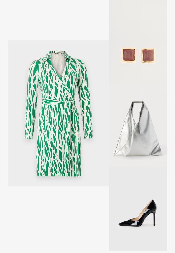 Roheline ja valge kinnine kleit pikade varrukatega, krae, seotav vöökoht ja kooretaolise abstraktse mustriga siledal kangal.; Must matte musta kõrge kontsaga king, millel on terav varvas ja sujuv siluett. Omab sileda, läikivat viimistlust ja sale stiletto konts.; MM6 Maison Margiela CLASSIC JAPANESE HANDBAG - Käekott - silver-coloured; Ruudukujulised stud-kõrvarõngad, mille keskmes on sügav burgundia värv ja kuldse tooni tekstureeritud raam. Sile pind ja ümarad servad.