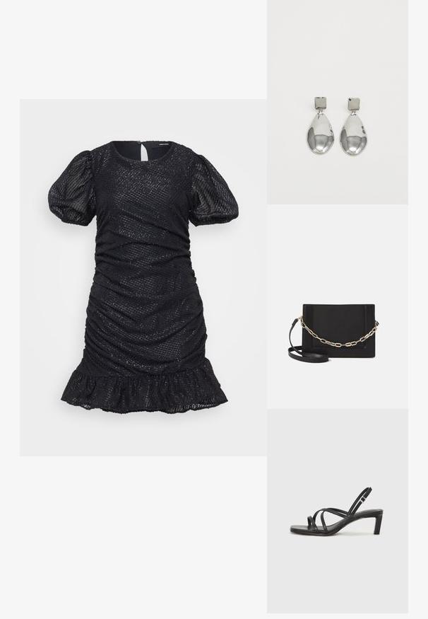 Fekete rövid ruha puffos ujjakkal, redőzött textúrával és fodros aljjal. Fényes anyag jellemzi, diszkrét mintával és kulcslyuk kivágással a hátsó részen.; Fekete pántos szandál négyzetes orral és alacsony blokk sarkal. Több vékony pánttal és állítható boka pánttal rendelkezik. Sima bőrből készült.; Fekete bőr keresztpántos táska, sima textúrával, téglalap alakú és fém lánc részlettel az elején. Állítható pánttal ellátva.; Ezüst csepp fülbevalók négyzet alakú fülbevalóval, sima, fényes felülettel és csepp formával, amely fényt tükröz egy fényes felületen.