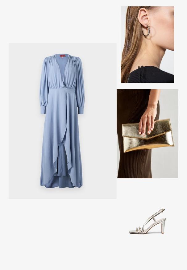Svijetloplava duga haljina s dugim napuhanim rukavima, dubokim V-izrezom, asimetričnom porubom i mekanim materijalom. Ima bočnu džepu i nabore na ramenima.; Metalni srebrni sandali s visokom petom i otvorenom prstima, sa tri tanke trake preko stopala i trakom za gležanj sa kopčom.; Zlatna metalik torbica s glatkom teksturom, s trokutastim zatvaranjem na preklop. Ruka koja je drži ima uredno nj njegovane nokte.; Srebrna kružna naušnica s poliranim završetkom, koja ima male zlatne detalje i okrugli oblik, nošena na uhu.