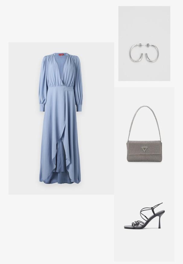 Svetlo modra dolgo obleko z dolgimi puff rokavi, globokim V-izrezom, asimetričnim robom in mehkega materiala. Ima stransko žep in nabiranje na ramah.; Črne visoke sandale na peto imajo tanke naramnice z vozlom, gladek kvadratni toe in eleganten stiletto peto.; Svetlo siva kovinska torbica z verižnim ročajem, okrašena z majhnimi okroglimi kovinskimi bleščicami in trikotnim logotipom blagovne znamke.; Srebrne obročaste uhane z gladko, sijočo površino. Zaobljena oblika, lahka zasnova, z zapiranjem na zatič.