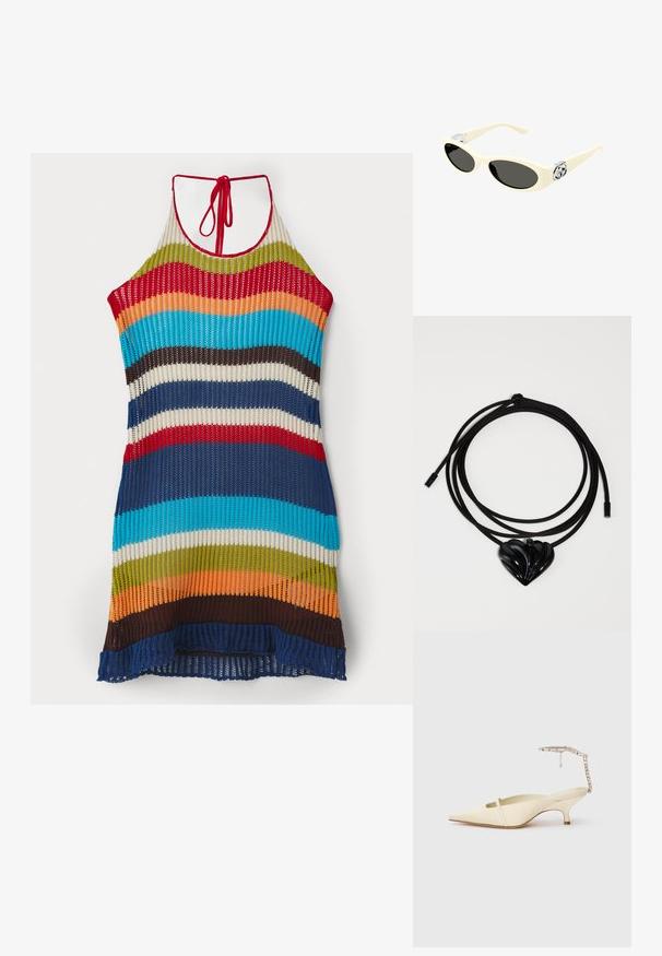 Strikket halterkjole med flerfarvede striber i rød, blå, grøn, orange og brun. Åben vævning med en bundet halslukning.; Cremefarvet spids tå slingback-hæl med tynd frontrem og prydet ankelrem på hvid baggrund.; Kridhvid solbriller med ovale linser, sort toning og metallisk logoaccent ved templerne. Glat tekstur, katteøje design.; Sort hjertevedhæng på en glat sort snor. Vedhænget har et skinnende, struktureret design med forhøjede ribber og en glat overflade.