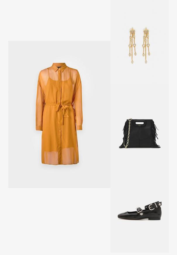 Długa, przezroczysta sukienka w kolorze musztardowym z zapięciem na guziki z przodu, kołnierzykiem, długimi rękawami i paskiem do wiązania w talii. Charakteryzuje się luźnym krojem i warstwowym designem.; Czarne lakierowane baleriny z kwadratowym noskiem, z paskiem na kostkę z metalowymi elementami w kolorze srebrnym oraz płaską podeszwą. Gładka textura i minimalistyczny design.; Czarna skórzana torebka na ramię z frędzlami, złotym łańcuszkiem oraz wyciętym uchwytem. Posiada umieszczone na przodzie logo.; Złote kolczyki z wieloma kaskadowymi łańcuszkami, z przezroczystymi owalnymi akcentami z rhinestone'ów oraz ozdobnymi sztyftami.