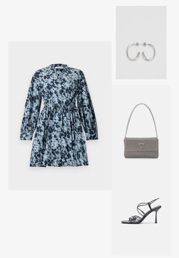 Vestido de manga corta con un estampado abstracto en azul y negro, que presenta un diseño de botones en la parte delantera, cintura ajustada y un corte holgado. La tela parece ligera.; Las sandalias negras de tacón alto presentan finas correas con un diseño anudado, una punta cuadrada suave y un elegante tacón de aguja.; Bolso de mano metálico gris claro con una cadena como asa, adornado con pequeños remaches metálicos circulares y un logotipo de marca en forma triangular.; Aros de plata en forma de aro con un acabado liso y brillante. Diseño redondeado y ligero, con cierre de tipo post-back.