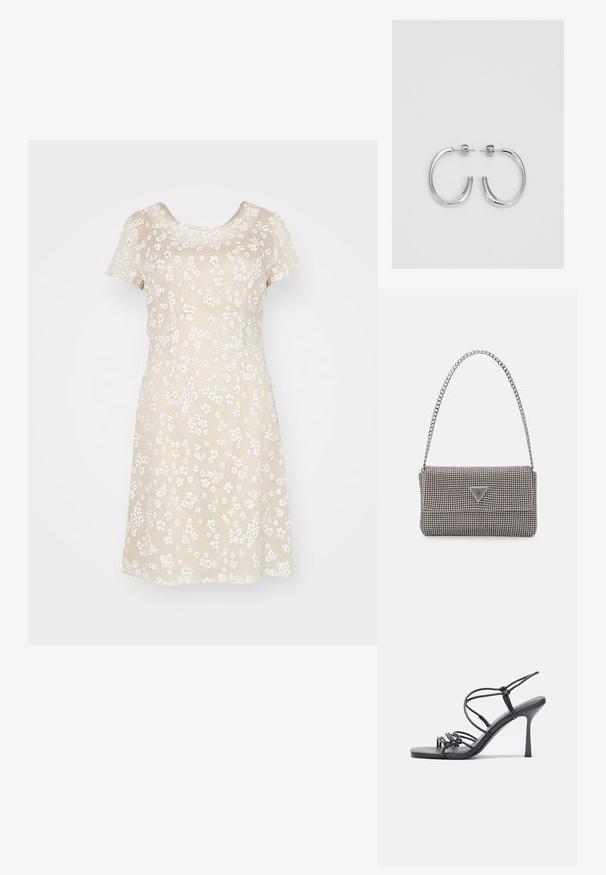 Svijetlo bež haljina s cvjetnim uzorkom u bijeloj boji, kratkim rukavima, okruglim izrezom i opuštenim krojem, izrađena od mekanog materijala.; Crne sandale na visokoj potpetici imaju tanke trake s čvorastim dizajnom, glatki kvadratni vrh i elegantnu stiletto petu.; Svijetlosivi metalik ruksač s lancem, ukrašen malim okruglim metalnim zakovicama i trokutastim logotipom marke.; Srebro naušnice u obliku prstena s glatkom, sjajnom završnom obradom. Zaobljenog oblika, laganog dizajna, s kopčom na poleđini.