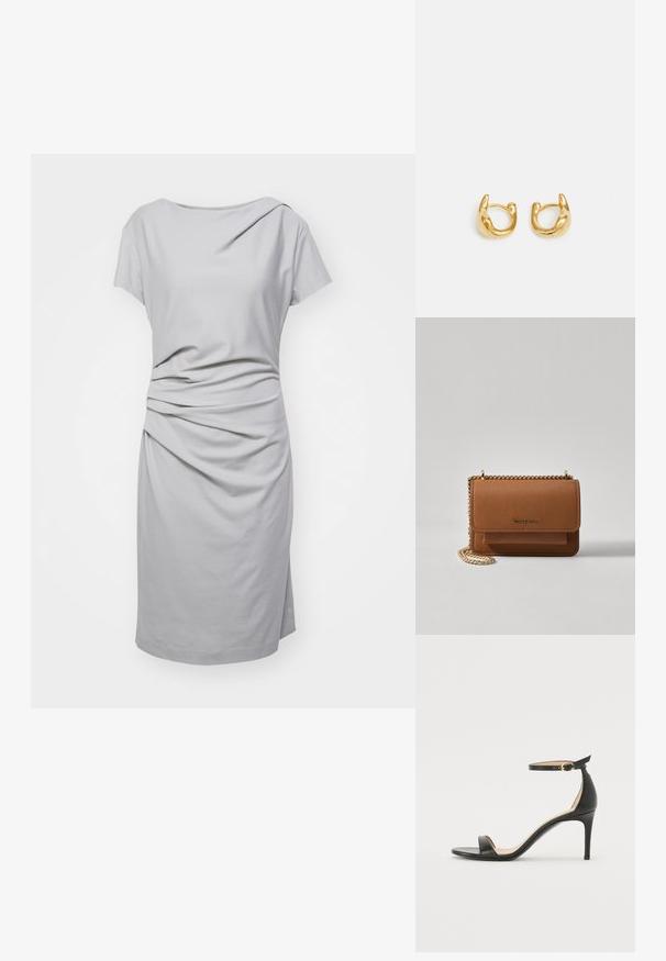 Robe grise à manches courtes en tissu doux, avec un design drapé et des détails froncés à la taille, et une coupe droite.; Sandale à talons hauts en cuir noir avec une lanière de cheville. Présente une texture lisse, un bout ouvert et un talon fin. Détail de boucle en ton doré.; Sac en cuir texturé marron en bandoulière avec une sangle en chaîne dorée et une fermeture à rabat. L'avant présente un détail de logo et une poche sous le rabat.; Boucles d'oreilles en or présentant un design lisse et arrondi avec une finition polie. Les boucles ont une forme compacte et chunky, et un fermoir sans couture.
