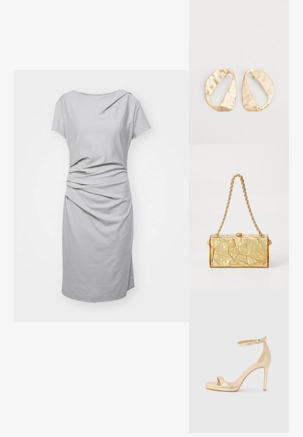 Šedé šaty s krátkym rukávom vyrobené z jemnej tkaniny, s drapovaným dizajnom a naťahovaním v oblasti pása, s rovným strihom.; Zlaté metalické sandále na vysokom opätku s otvorenou špičkou, remienkom okolo členka so sponou a platformou pre väčšiu výšku. Hladký povrch.; Zlatá kabelka s pokrčenou textúrou, s obdĺžnikovým tvarom, disponujúca reťazovým popruhom a zapínaním na vrchu. Hladký, lesklý povrch.; Pár nepravidelných oválnych zlatistých kovových náušníc s textúrovaným, mierne rozbitým povrchom na bielom pozadí.; Pár nepravidelných oválnych zlatistých kovových náušníc s textúrovaným, mierne rozbitým povrchom na bielom pozadí.