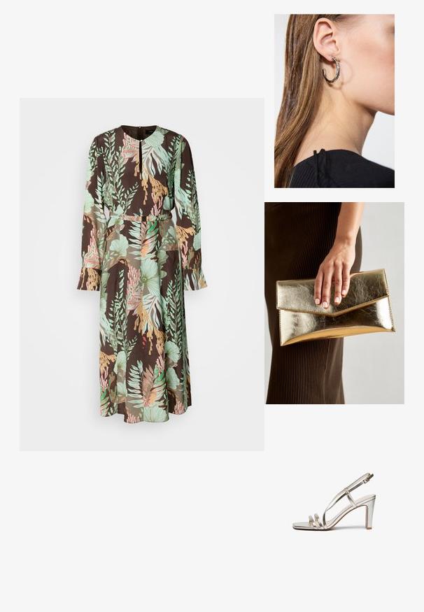 Langærmet kjole med sort baggrund og grønne, koral og pastelfarvede blomster mønstre. Glat stof og en indsnævret talje detalje.; Metallic sølv højhælet sandal med åben tå, der har tre tynde stropper over foden og en ankelstrop med spænde.; Guldmetalisk clutch-taske med en glat tekstur, der har en trekantet klaplukning. Den hånd, der holder den, har pænt manicurede negle.; Sølv hoop ørestik med en poleret overflade, prydet med små guld accenter og en rund form, båret på øreflippen.