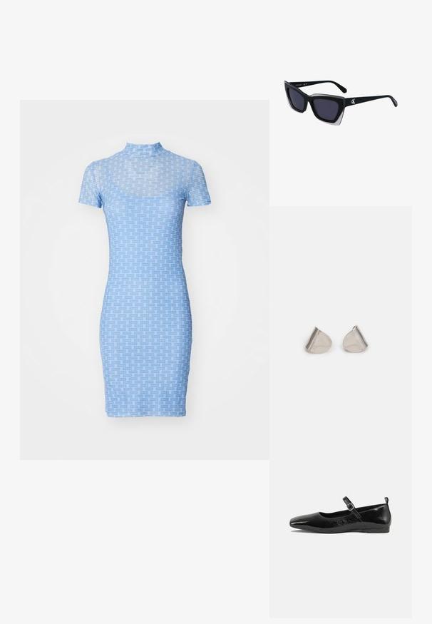 Stretchy, kortärmad klänning i ljusblått med ett tvåfärgat rutmönster. Har en hög halsringning och en figurnära silhuett.; Svarta lackläderslägenheter med spetsig tå, en rem vid ankeln med spänne och en slät, glänsande yta. Låg klack för komfort.; Svart överdimensionerade solglasögon med geometrisk form, med mörka linser och en kontrasterande grå detalj på ramen. Logotyp på bygeln.; Silverfärgade metallörhängen med en slät, tårformad design och en polerad yta. Subtila gravyrer tillför detaljer. Minimalistisk design.