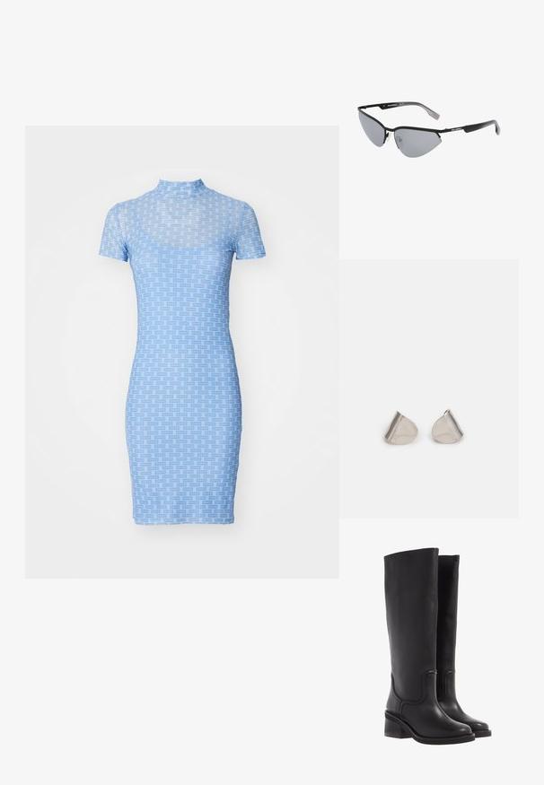 Stretchy, kortärmad klänning i ljusblått med ett tvåfärgat rutmönster. Har en hög halsringning och en figurnära silhuett.; Svarta läderknähöga stövlar med en slät yta, rund tå och en kraftig klack. Har subtila sömmar och en strömlinjeformad design.; Svarta solglasögon med vinklad, kattögonform. Silverfärgade spegelglas. Tunna, lätta plastbågar med subtil branding på templen.; Silverfärgade metallörhängen med en slät, tårformad design och en polerad yta. Subtila gravyrer tillför detaljer. Minimalistisk design.