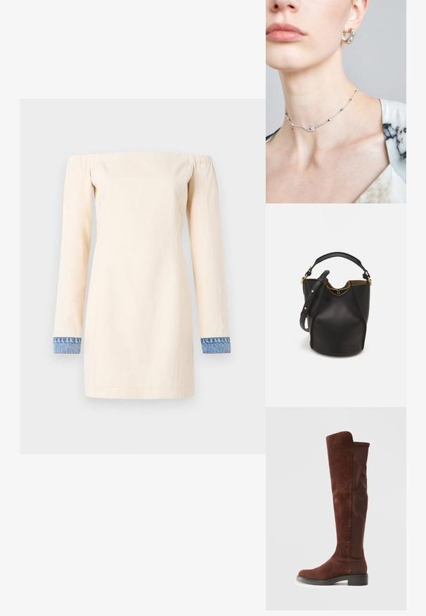 Rochie off-the-shoulder din bumbac crem, cu mâneci lungi și mansete din denim. Siluetă simplă, cu o croială dreaptă, de lungime medie până la coapsă.; Botă înaltă din suede și țesătură maro, cu toc negru jos și vârf rotund, prezentată dintr-o laterală pe un fundal alb simplu.; Geantă din piele neagră în stil bucket, cu un finisaj texturat, accente din metal auriu și un compartiment deschis. Dispune de o mânere scurtă și un curea de umăr ajustabilă.; Colier choker din argint cu o lanț delicat, având accente geometrice și un mic element decorativ în centru. Textura pielii este netedă.