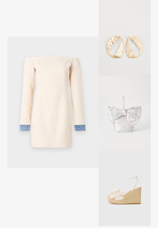 Hihasta açık krem pamuklu elbise, denim manşetli uzun kollarla. Düz kesim ve diz orta boyu olan sade bir siluet.; Viuhka-sandaalit, joissa on luonnollinen jute-alustaa, kermaista kangasta yläosa ja kaksi kerroksista kukka-akselia; sisältää ohut nilkkahihna soljella.; Valkoinen satiinilaukku, jossa on suuri solmu edessä. Laukussa on rakenteellinen muoto ja lyhyt, sileä kahva.; Pari epämuodostuneita soikeita kultasävyisiä metallikorvakoruja, joissa on teksturoitu, hieman hakattu pinta valkoista taustaa vasten.
