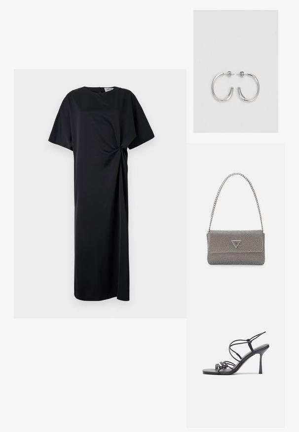 Schwarzes knielanges Kleid aus weichem Stoff, mit Rundhalsausschnitt, kurzen Ärmeln und einer gedrehten Detail auf der Seite.; Schwarze, hochhackige Sandalen mit dünnen Riemen und einem geknoteten Design, einer glatten, rechteckigen Zehenpartie und einem eleganten Stiletto-Absatz.; Hellegraue metallische Handtasche mit einer Kettenriemen, verziert mit kleinen kreisförmigen metallic Nieten und einem dreieckigen Markenlogo.; Silberne Creolen mit einer glatten, glänzenden Oberfläche, einer gebogenen Form und einer Steckverschluss. Minimalistisches Design mit modernem Finish.