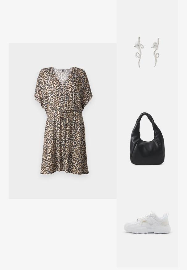 Šaty s leopardím vzorom z ľahkej tkaniny, s V-krkom, krátkymi krídlovými rukávmi, elastickým pásom a voľným strihom.; Biele tenisky s robustným dizajnom, vyrobené z kože a syntetických materiálov, s textúrovanými detailmi, šnúrkami a výrazným zlatým logom.; Čierna kabelka typu hobo z hladkého materiálu podobného kože s prekrútenou rukoväťou, s jemným, zaobleným tvarom a vrchným zipsom.; Strieborné náušnice s prepletaným designom a jemnými krivkami, zdobené malými čírymi rhinestonmi po celom povrchu. S podložkou pre bezpečné nosenie.