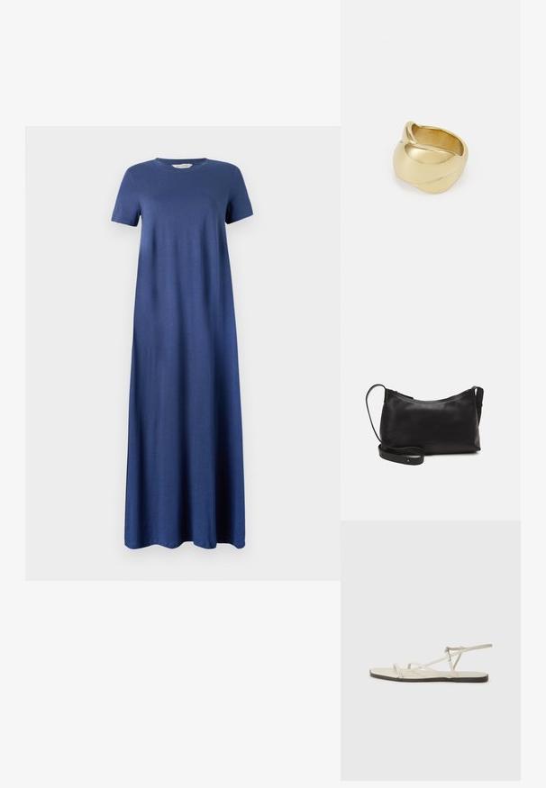 Granatowa sukienka maxi z miękkiego materiału, z krótkimi rękawami i okrągłym dekoltem, o prostej, swobodnej konstrukcji. Bez widocznych wzorów lub akcentów.; Beżowe płaskie sandały z wieloma cienkimi paskami i regulowanym zapięciem. Podeszwa jest płaska z delikatnym ciemnym kontrastem na krawędzi.; Czarna skórzana torba na ramię o gładkiej fakturze, zakrzywionym kształcie, regulowanym pasku i zapięciu na zamek. Minimalistyczny design bez zdobień.; Złoty pierścień o gładkim, skręconym wzorze. Posiada wypolerowaną powierzchnię i zaokrąglone krawędzie, tworząc jednolitą, płynną formę.