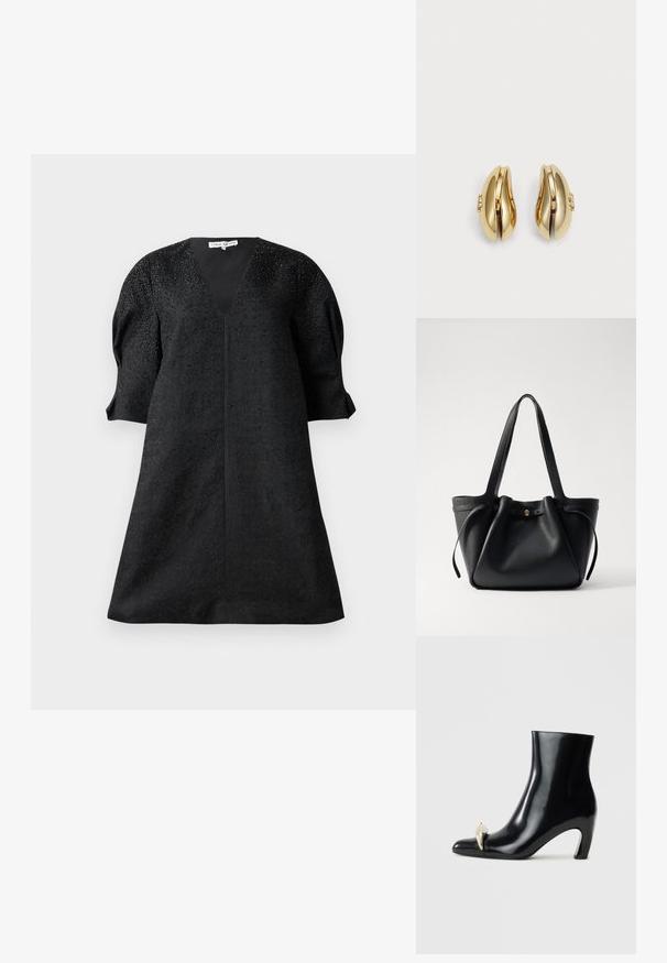 Svart klänning med V-urringning, korta puffärmar och textil med struktur som har små utsmyckningar för detalj.; Svarta ankelstövlar i glänsande läder, med spetsig tå och en dekorativ guld- och silverdetalj framtill. Blockklackdesign.; Svart läder tote-väska med två långa remmar, dragsko upptill och en guld cirkulär detalj. Slät yta med en minimalistisk design.; Guldtonade örhängen med en flödig, böjd design. Varje örhänge har en slät yta och en liten låsning med en dekorativ detalj.