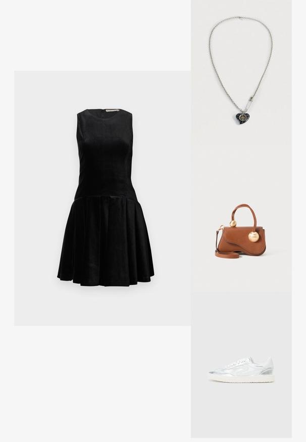 Zwart mouwloos jurkje van fluwelen stof, met een aansluitende lijfje en een uitlopende geplooide rok, een ronde halslijn en een ritssluiting aan de achterkant.; Witte sneakers met metallic zilveren accenten, gladde textuur, ronde neus, platte zool en traditionele vetersluiting.; Bruine leren handtas met een golvende uitstraling, voorzien van twee ronde gouden accenten en een afneembare schouderriem voor veelzijdig dragen.; Zilveren ketting met een hartvormige zwarte hanger met gouden details en een glanzende veiligheidsspeld bevestigd vlak bij de hanger.